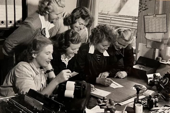 Arkivbilde av en gruppe kvinner som ser på kuponger i 1948.