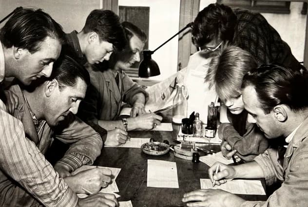 Arkivbilde av en gruppe menn som fyller ut kuponger i 1948.
